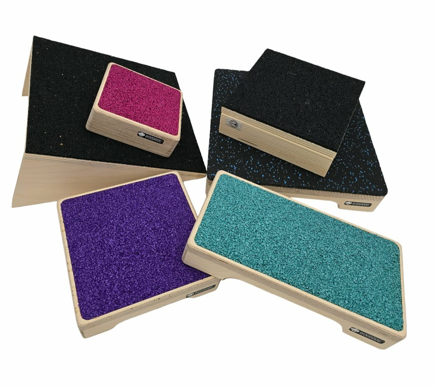 Drei Plattformen aus Holz fürs Hundetraining sind aufeinander gestapelt. Die Oberfläche ist aus rutschfestem Gummi. Die Plattformen für Hunde sind fürs Hundetraining, Obedience oder die Hundefitness geeignet.